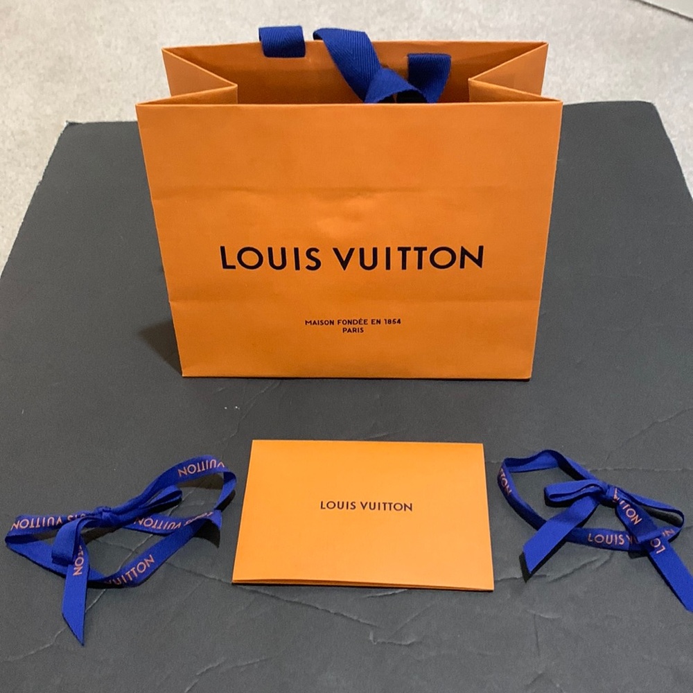 LOUIS VUITTON BAG CARD HOLDER AND 2 ribbons